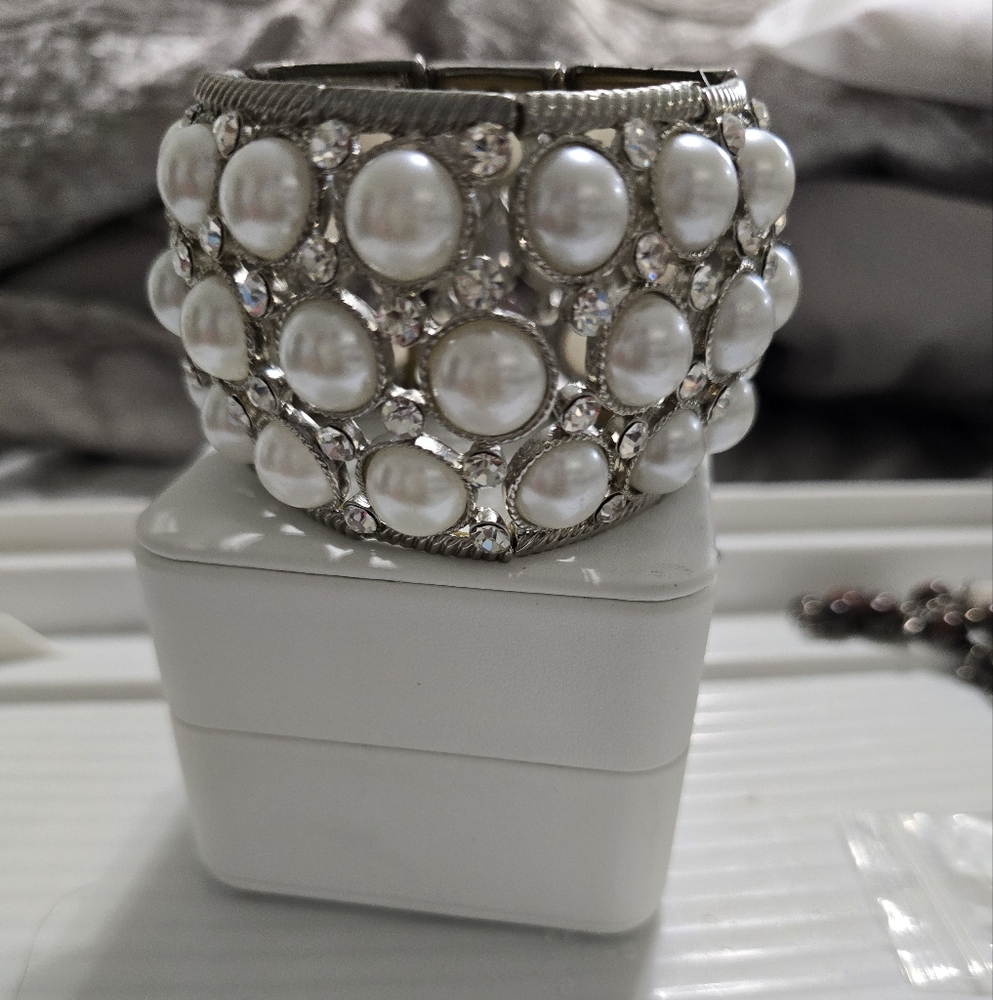 Elegant Pearl and Crystal Bracelet
